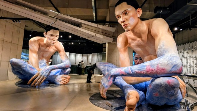 Two hyper-realistic 'Painted Giant' sculptures at Haus Nowhere Seoul, showcasing 'Space Brewing' architecture in Seoul