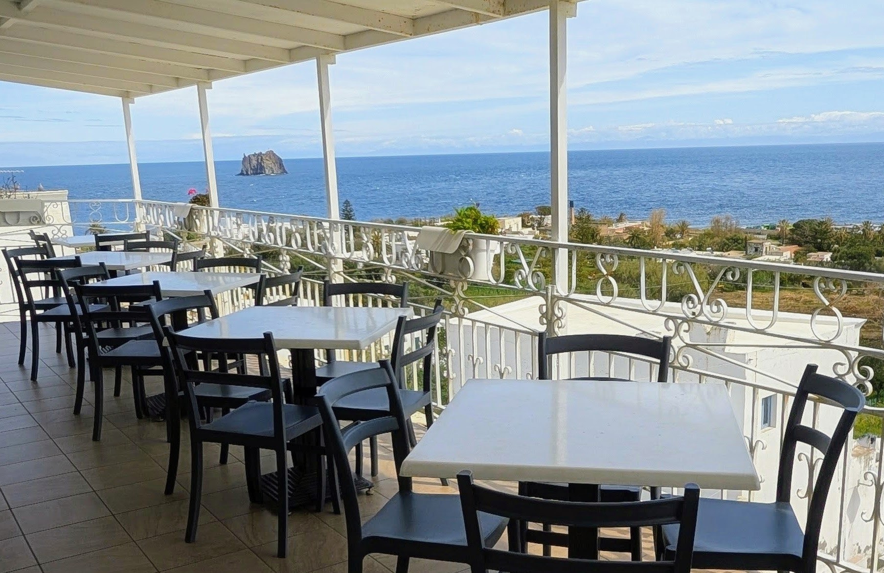 Open-air terrace at Da Luciano restaurant in San Vincenzo (Stromboli island). 