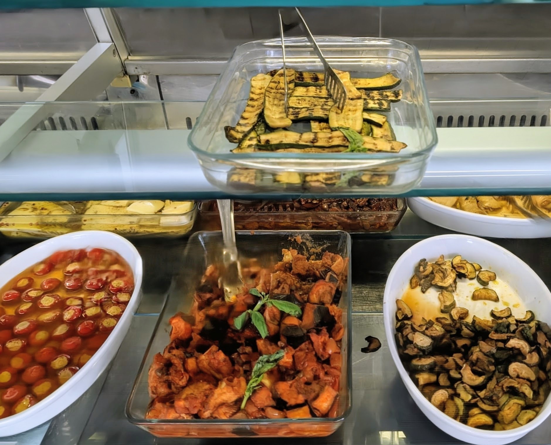 Da Luciano restaurant in San Vincenzo (Stromboli island) has a good selection of "antipasti" (appetizers).