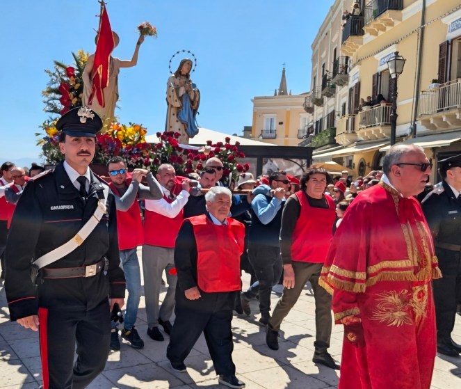 "N'Contro," a traditional mysterious Easter procession on Aeolian islands representing the meeting between the Risen Jesus and Virgin Mary